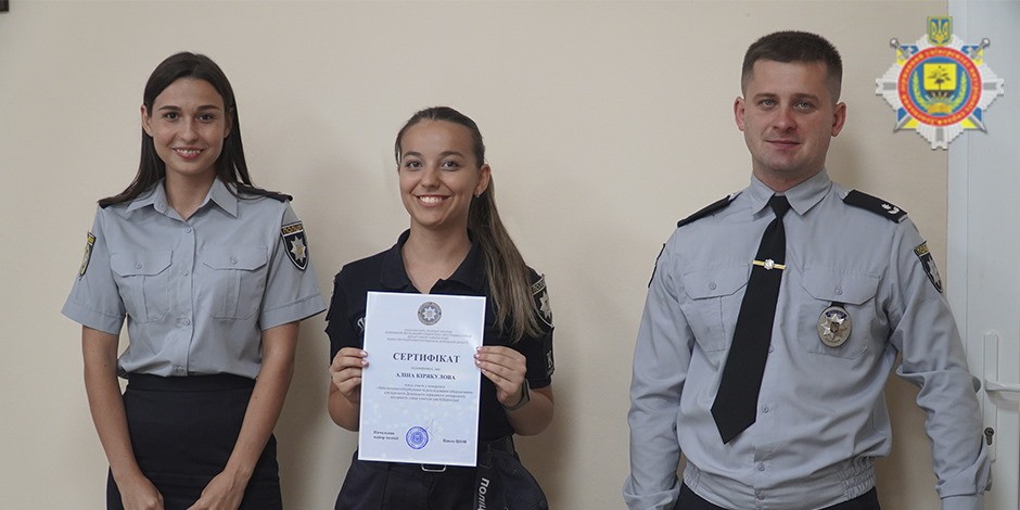 Фото 3 - Курсантка ДонДУВС отримує сертифікат від Департаменту кіберполіції