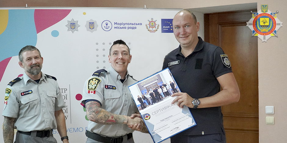 Фото 7 - Вручення сертифікатів по закінченню курсу «Лідерство для керівників» від Канадської поліцейської місії