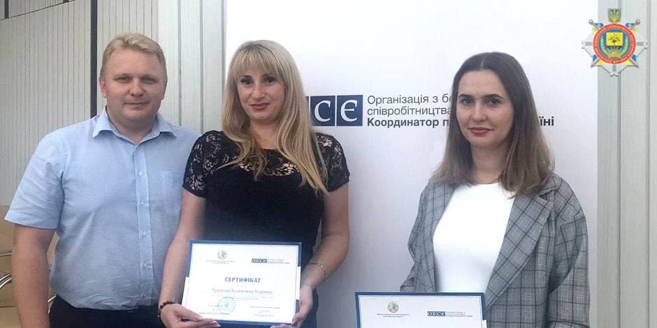 Фото 3 - З сертифікатами з підвищення кваліфікації з теми «Європеїзація кримінального права України»